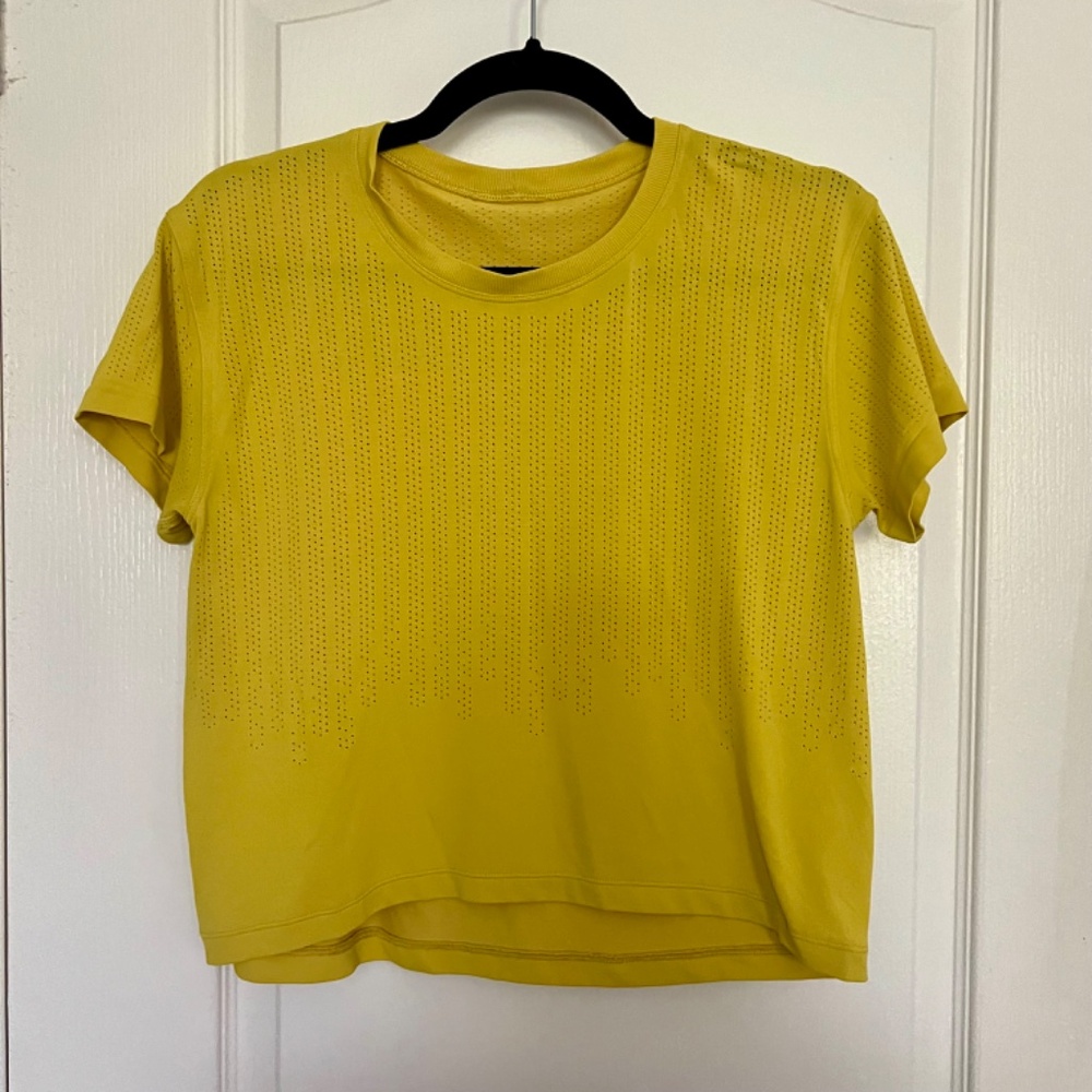 EUC Lululemon Train to Be Short Sleeve Shirt Soleil